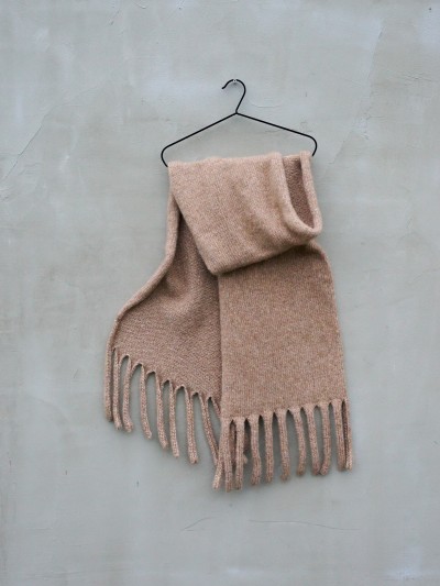 Ruke Fingers Scarf knitting pattern – flat lay view showing scarf length and finger fringes