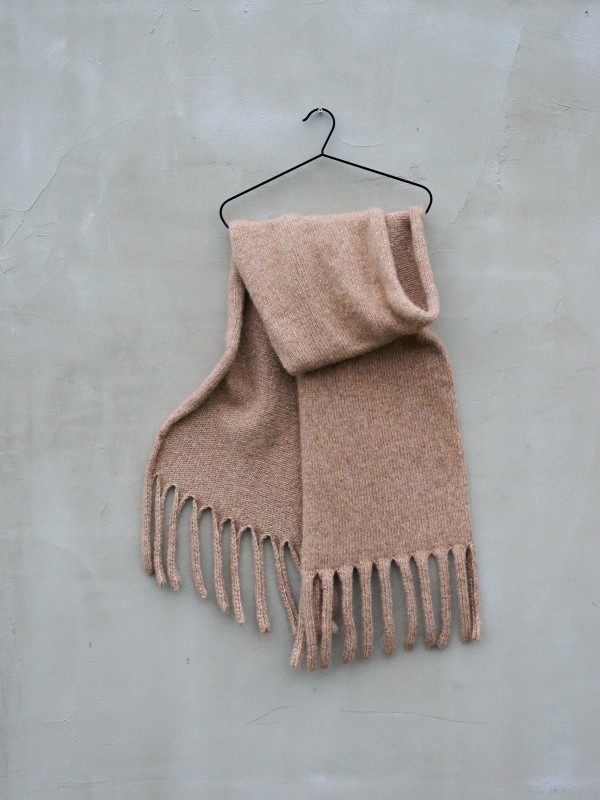 Ruke Fingers Scarf knitting pattern – flat lay view showing scarf length and finger fringes