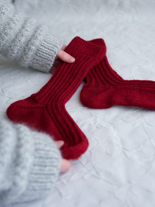 Knitting pattern for Ruke Weekend Socks cover image red ribbed socks