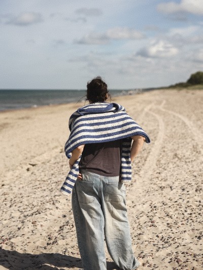 Marine sweater knitting pattern by Ruke Knit - relaxed striped sweater back view on sandy beach
