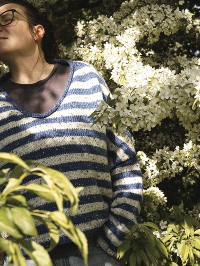 Marine sweater knitting pattern by Ruke Knit - V-neck and striped sweater front detail