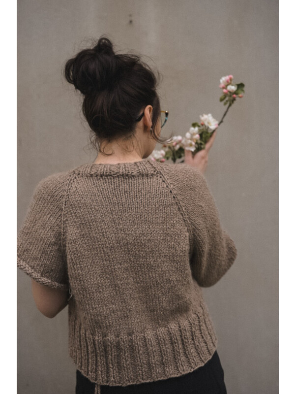 Knitting pattern for Andes v neck cardigan by Ruke knit