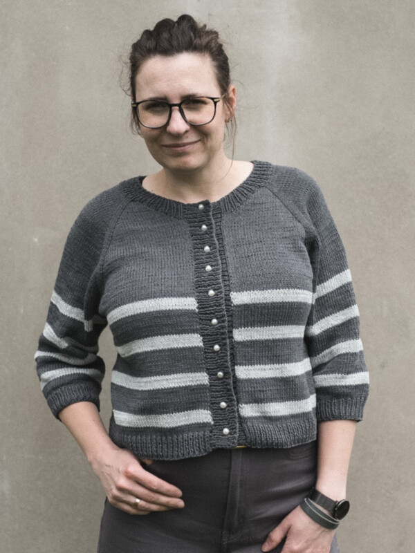 Knitting pattern for cardigan with buttons